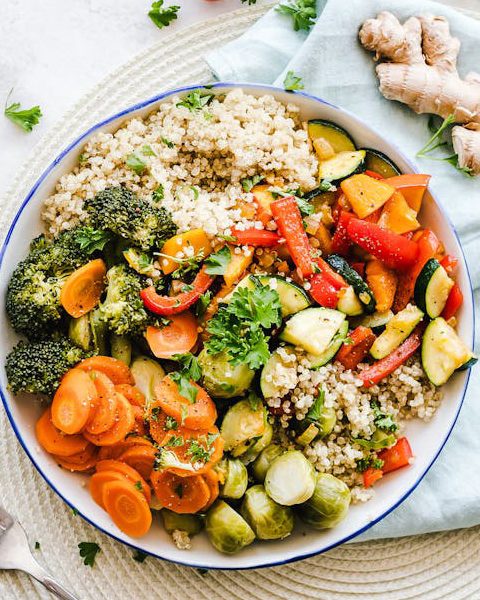Bunte Gemüse-Bowl mit Bulgur, Brokkoli und Möhren von oben