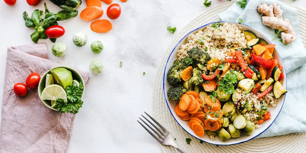 Ofengemüse-Bowl mit Bulgur und Zitronen-Joghurt